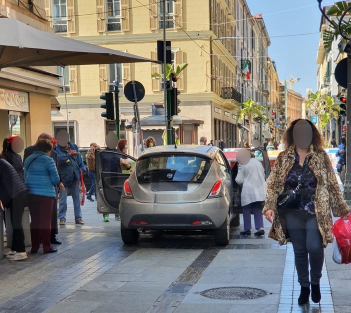 Sanremo: sbaglia manovra e chiede ai presenti di spostare i blocchi anti terrorismo, è accaduto oggi in via Matteotti (Foto)