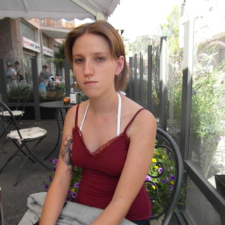 La "ragazza di cristallo" costretta a svendere la casa per paura della vicina che ha denunciato per stalking