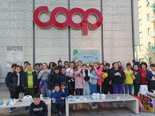 Sanremo: mercatino di Pasqua per gli alunni della scuola media 'Nobel' Sanremo: mercatino di Pasqua per gli alunni della scuola media 'Nobel'