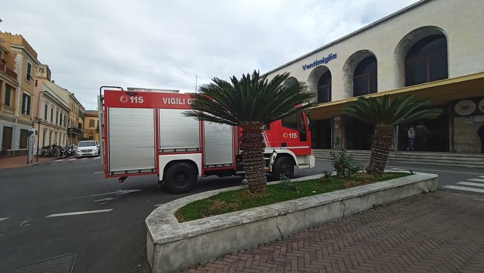 Ventimiglia, odore di bruciato dalla carrozza di un treno: intervento di vigili del fuoco e Polfer alla stazione Ventimiglia, odore di bruciato dalla carrozza di un treno: intervento di vigili del fuoco e Polfer alla stazione