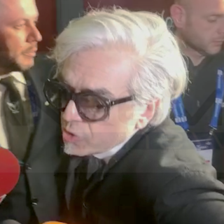 Morgan risponde alla stampa di fronte al Palafiori