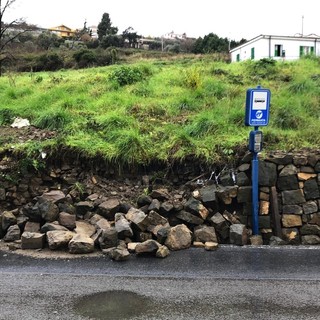 Il muro crollato in via Armea