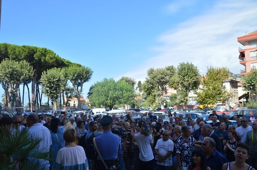 Ventimiglia: la marcia di protesta arriva davanti al Comune e chiede al sindaco di uscire, attimi di tensione per la presenza di esponenti politici (Foto e Video)