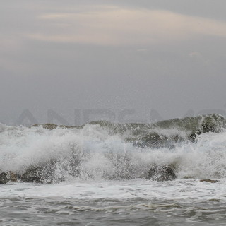 Sanremo: per il maltempo, ordinanza del Comune di divieto d'accesso al molo lungo del Porto Vecchio, su tutti i pennelli, le scogliere e le spiagge Sanremo: per il maltempo, ordinanza del Comune di divieto d'accesso al molo lungo del Porto Vecchio, su tutti i pennelli, le scogliere e le spiagge