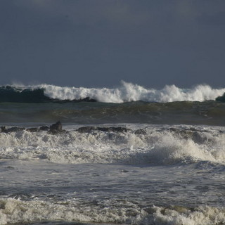 La costa della riviera di ponente spazzata ieri dal forte vento. qualche danno agli stabilimenti