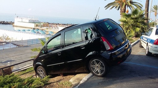 Sanremo: sbaglia manovra e finisce fuori strada in via Vittorio Emanuele, è accaduto questa mattina (Foto)