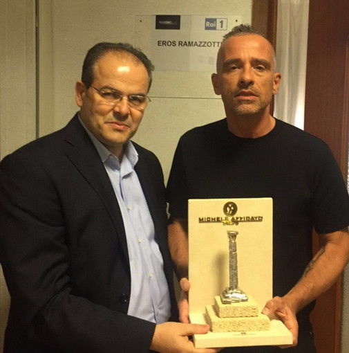 #Sanremo2016: consegnata ad Eros Ramazzotti la 'Colonna d’Argento' realizzata da Michele Affidato
