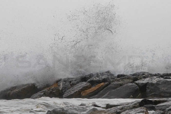Sanremo: entrano in acqua nonostante la bandiera rossa di divieto, due 30enni finiscono sugli scogli ai 'Tre Ponti' Sanremo: entrano in acqua nonostante la bandiera rossa di divieto, due 30enni finiscono sugli scogli ai 'Tre Ponti'