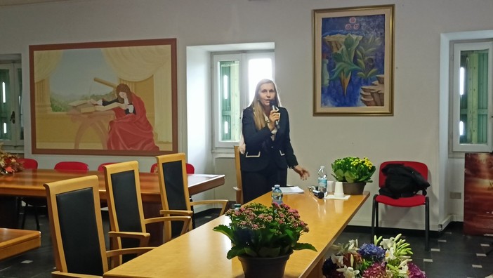 Perinaldo, Marzia Taruffi presenta il suo ultimo romanzo “L’orologio di Villa Sultana” Perinaldo, Marzia Taruffi presenta il suo ultimo romanzo “L’orologio di Villa Sultana”