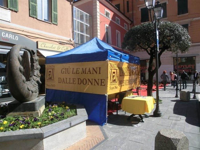 Ventimiglia: le foto della 'Marcia Silenziosa' contro il femminicidio con lo Zonta Club