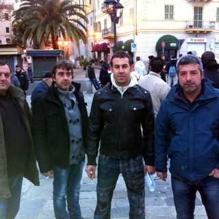 Sanremo: iniziata alle 8 da piazza Eroi Sanremesi la manifestazione di protesta del coordinamento 'Davide', serie di aggiornamenti