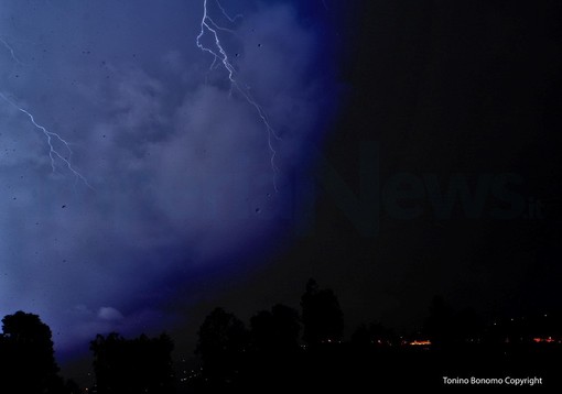 I fulmini di ieri sera nelle foto di Tonino Bonomo