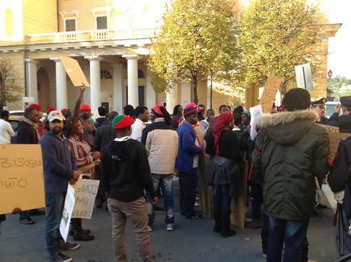 Imperia: manifestazione di protesta degli immigrati "Vogliamo un aiuto dagli italiani!"
