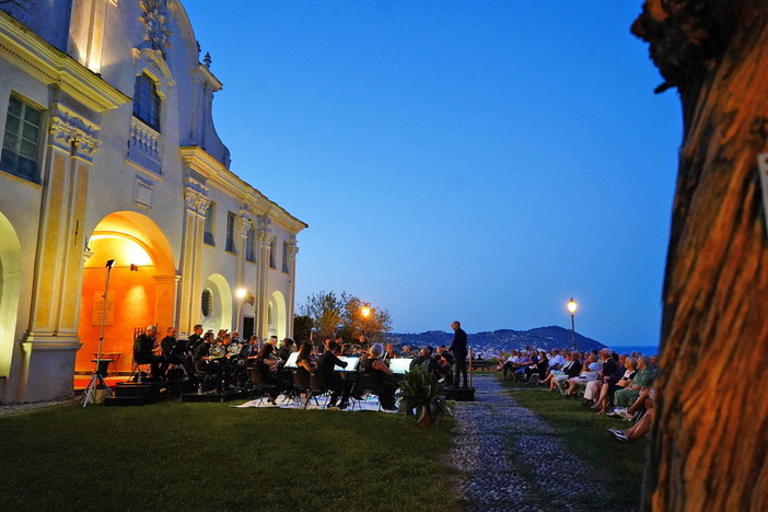 “Viaggiar danzando”: la bellezza dei luoghi e la bellezza della musica si incontrano nella rassegna itinerante dell’Orchestra Sinfonica di Sanremo “Viaggiar danzando”: la bellezza dei luoghi e la bellezza della musica si incontrano nella rassegna itinerante dell’Orchestra Sinfonica di Sanremo