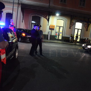 Bordighera: notte di follia di alcuni giovani, vandalizzato l'ingresso e della stazione e buttati a terra diversi scooter