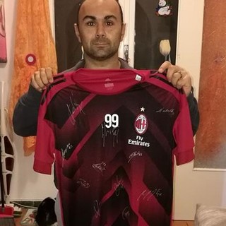 Calcio &amp; Solidarietà. Alla corsa benefica "Il Cuore di Martina" anche il Milan: donata la maglia di Donnarumma con tutte le firme della Prima Squadra