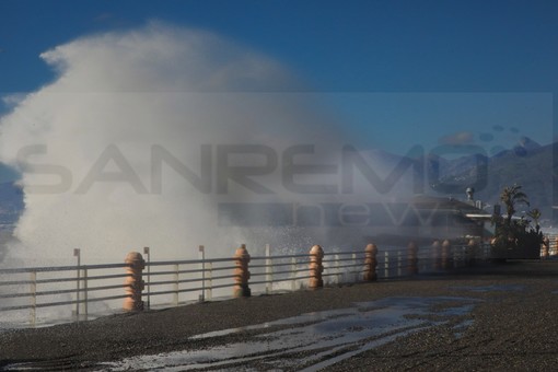 Bordighera: costa flagellata anche nella città delle palme, onde alte e qualche danno (Foto) Bordighera: costa flagellata anche nella città delle palme, onde alte e qualche danno (Foto)