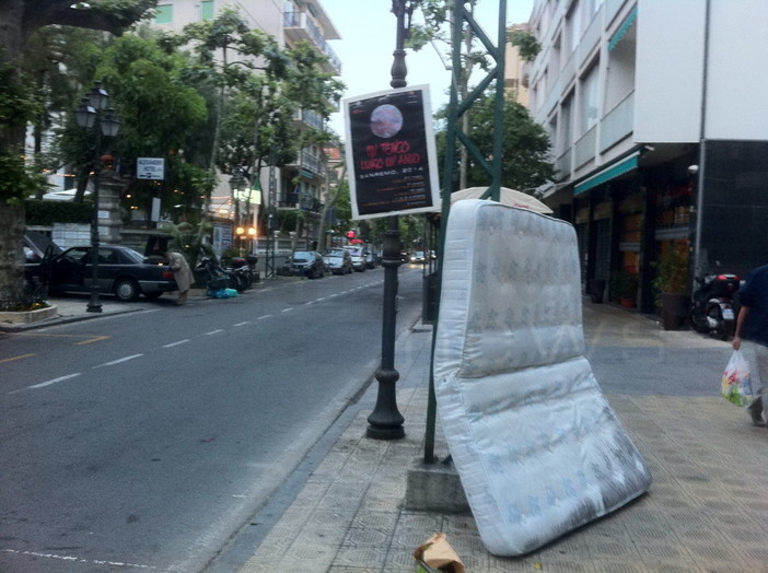 Sanremo: vergogna in corso Garibaldi, lasciato sul marciapiede un materasso matrimoniale