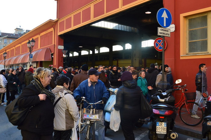 Ventimiglia: stamattina manifestazione pacifica al mercato coperto, le foto della protesta Ventimiglia: stamattina manifestazione pacifica al mercato coperto, le foto della protesta
