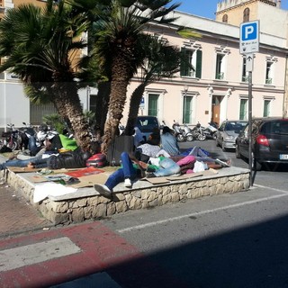 Ventimiglia: problema migranti alla stazione, un incontro con il Prefetto ma la città è lasciata sola Ventimiglia: problema migranti alla stazione, un incontro con il Prefetto ma la città è lasciata sola