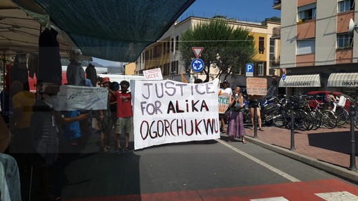 Ventimiglia: manifestazione di protesta al mercato per l'assassinio di Alika Ogorchukwu, l’uomo ucciso a Civitanova Marche