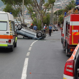 Ospedaletti: impressionante volo di un auto per 30 metri