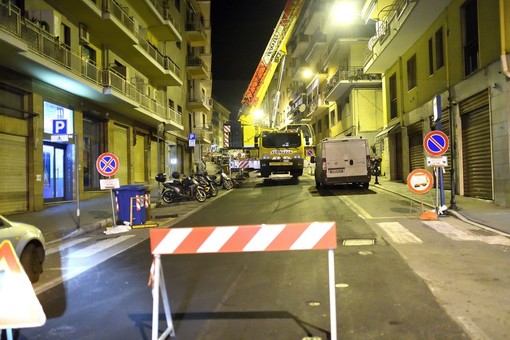 Sanremo: chiusa stanotte per alcune ore via Martiri per l'installazione di un nuovo traliccio per la telefonia (Foto) Sanremo: chiusa stanotte per alcune ore via Martiri per l'installazione di un nuovo traliccio per la telefonia (Foto)