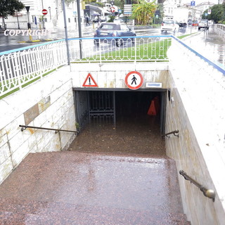Strade come fiumi, allagamenti e torrenti in piena: le foto della mattinata di Tonino Bonomo Strade come fiumi, allagamenti e torrenti in piena: le foto della mattinata di Tonino Bonomo