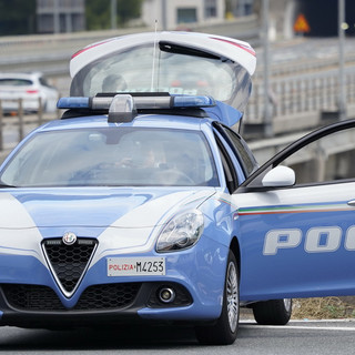 Ventimiglia, perseguita e picchia la compagna per gelosia: scatta divieto di avvicinamento con braccialetto elettronico