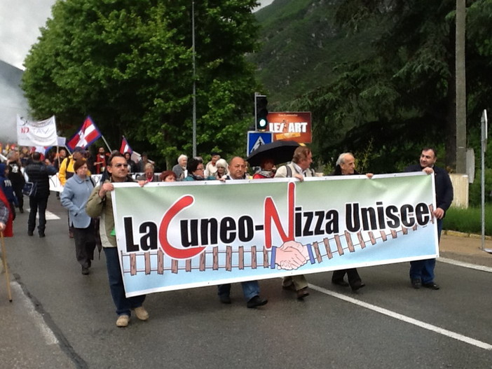 Breil: circa 600 manifestanti in corteo nella Val Roya per dire 'no' alla chiusura della linea ferroviaria Breil: circa 600 manifestanti in corteo nella Val Roya per dire 'no' alla chiusura della linea ferroviaria
