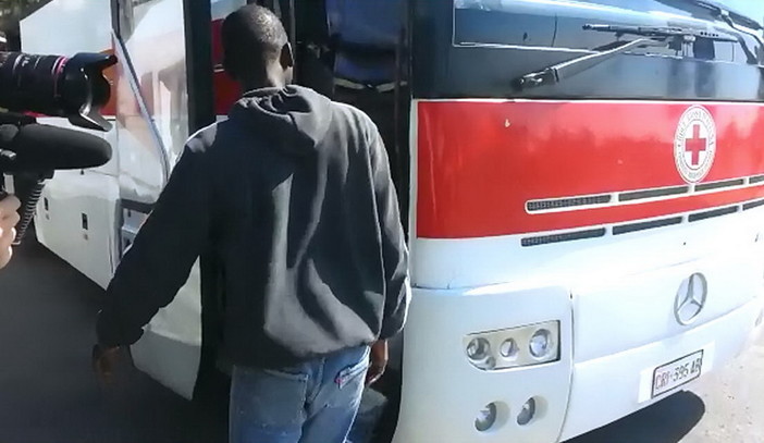 Ventimiglia: grazie alla mediazione della Polizia italiana altri 15 migranti in pullman alla stazione frontaliera