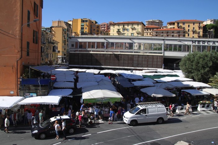 Sanremo: banchi in piazza Eroi per salvare il mercato dell’8 agosto, la proposta degli operatori per non perdere il giorno della Milano-Sanremo