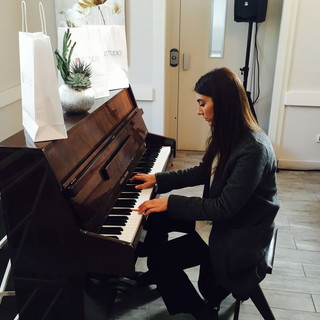 Miele, da Area Sanremo alla sezione giovani del Festival ha cantato nella sala del Glam Miele, da Area Sanremo alla sezione giovani del Festival ha cantato nella sala del Glam