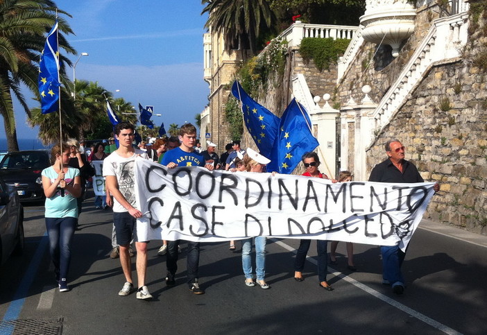 Imperia: iniziata alle 8 la manifestazione dei proprietari delle villette di Dolcedo, marcia verso la Prefettura