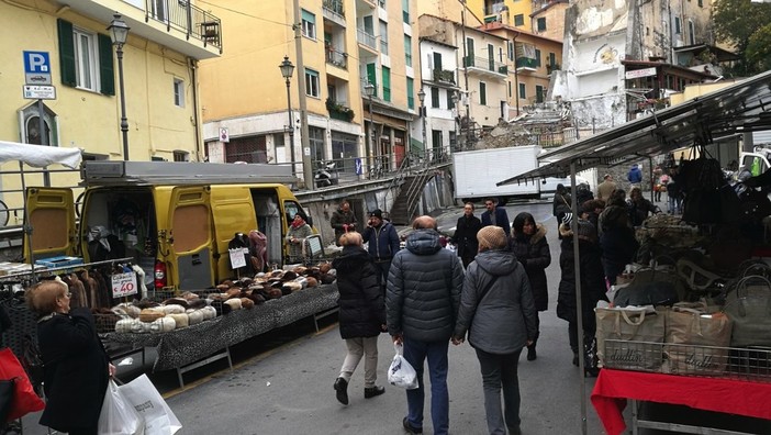 Sanremo: lotta all’abusivismo commerciale al mercato, controlli della Polizia di Stato