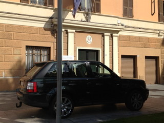 L'auto di Benzi davanti al comando della Guardia di Finanza di Imperia