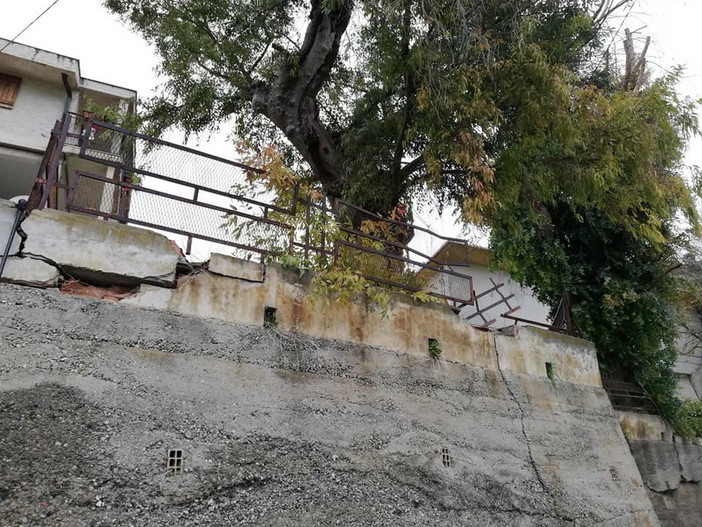 Ventimiglia: a rischio cedimento i muri dell'ex scuola di San Lorenzo, l'appello del Comitato 'Magliocca Gallardi' (Foto) Ventimiglia: a rischio cedimento i muri dell'ex scuola di San Lorenzo, l'appello del Comitato 'Magliocca Gallardi' (Foto)