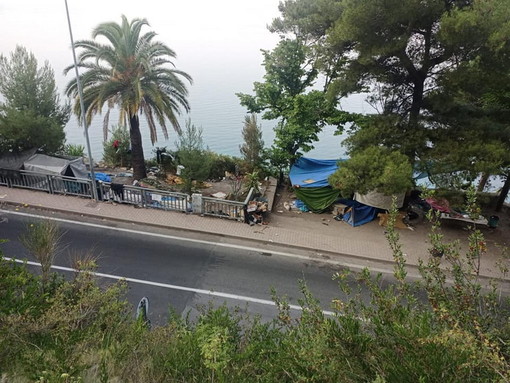 Ventimiglia: massiccia presenza di migranti a Grimaldi, l'associazione locale chiede un intervento definitivo