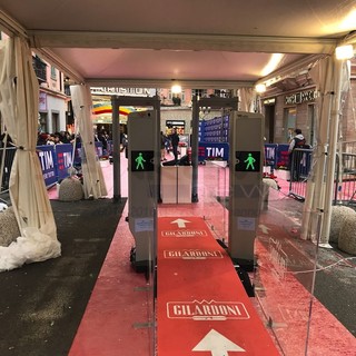 Uno dei metal detector vicino all'Ariston