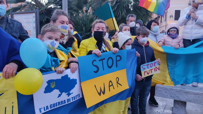 La foto da una delle tante manifestazioni contro la guerra in Ucraina viste negli ultimi giorni. La foto da una delle tante manifestazioni contro la guerra in Ucraina viste negli ultimi giorni.