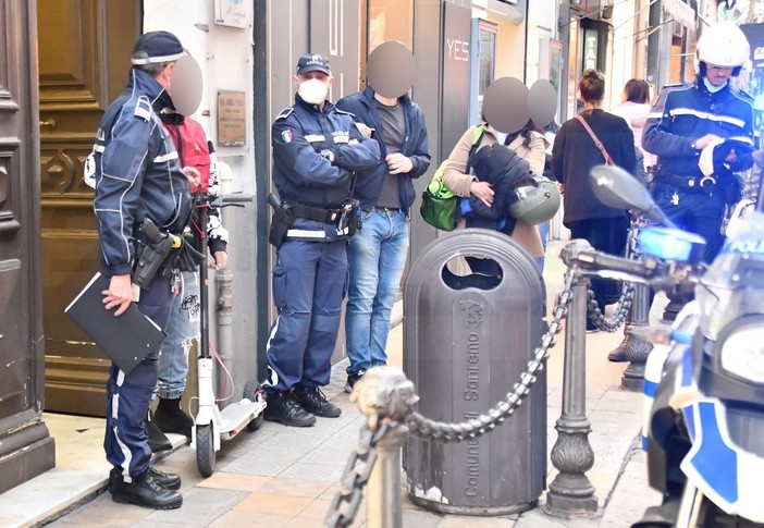 Sanremo: monopattino multato per essere passato con il rosso in via Feraldi, controlli più serrati della Municipale (Foto) Sanremo: monopattino multato per essere passato con il rosso in via Feraldi, controlli più serrati della Municipale (Foto)