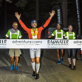 Michele Graglia al traguardo della Badwater Ultramarathon