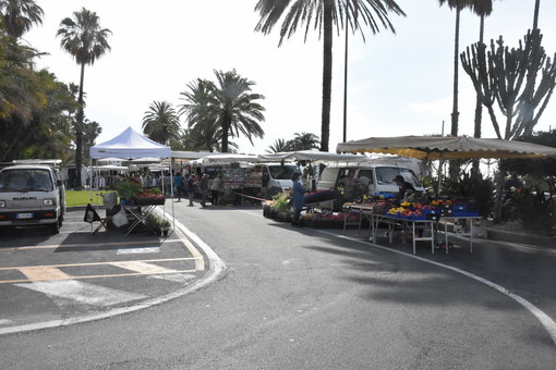 Sanremo: cantiere di piazza Eroi fermo da tre mesi, la Giunta sposta anche la Fiera di Ottobre sul lungomare Calvino Sanremo: cantiere di piazza Eroi fermo da tre mesi, la Giunta sposta anche la Fiera di Ottobre sul lungomare Calvino