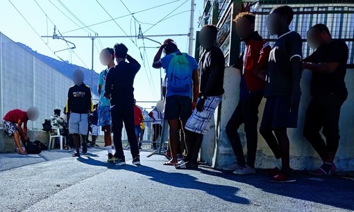 Aumentano gli arrivi di migranti in Italia e anche a Ventimiglia: in due giorni 380 pasti alla Caritas Intemelia Aumentano gli arrivi di migranti in Italia e anche a Ventimiglia: in due giorni 380 pasti alla Caritas Intemelia