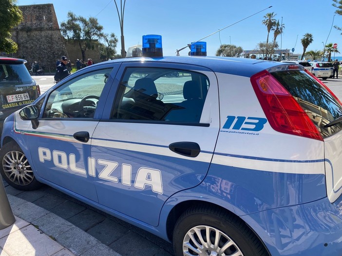 Ventimiglia: molesta i passanti e aggredisce un ex poliziotto, straniero 25enne denunciato