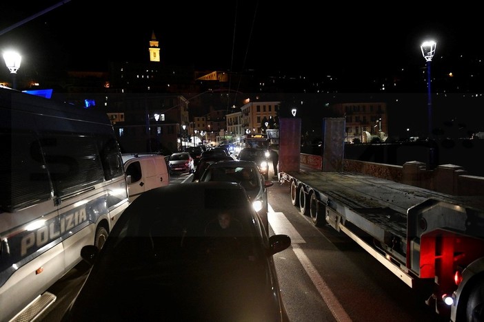 Ventimiglia: Polizia al lavoro per visionare i filmati della manifestazione che ieri ha paralizzato la città Ventimiglia: Polizia al lavoro per visionare i filmati della manifestazione che ieri ha paralizzato la città