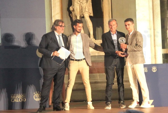 'Premio Astori' per il giocatore ponentino Mattia Agnese durante la 'Hall of Fame' a Firenze (Foto)