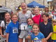Gruppo di bambini di Sanremo in gara insieme al campione di ultramaratona Marco Olmo