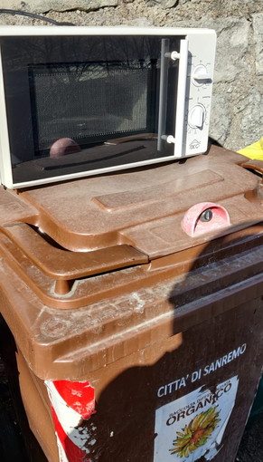 Sanremo: raccolta dei rifiuti, oggi un microonde domani chissà cosa e intanto la differenziata non decolla da anni (Foto) Sanremo: raccolta dei rifiuti, oggi un microonde domani chissà cosa e intanto la differenziata non decolla da anni (Foto)