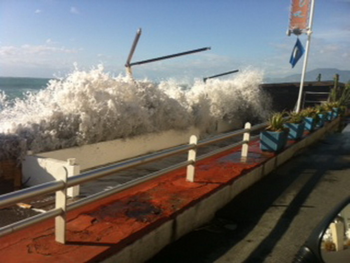 Mareggiata in atto, le immagini di un lettore della costa tra Bordighera e Vallecrosia